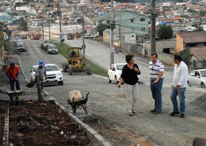 Prefeita Beti Pavin e o secretário de Obras e Viação, Rubens Cardoso vistoriam a obra da Avenida Portugal que deve estar pronta neste primeiro semestre 