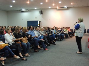 A Secretária de Assistência Social, Maria da Silva Souza enfatiza a importância da participação dos jovens nas reuniões