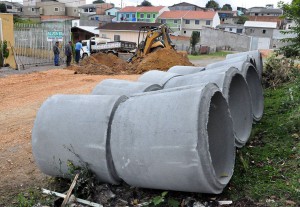 Manilhas de um metro de diâmetro serão colocadas para facilitar o escoamento da água das chuvas