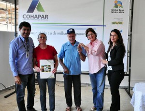 Prefeita Beti Pavin entrega as chaves das moradias para as famílias da região rural do município