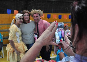 A prefeita Beti Pavin durante festa junina promovida pelos Centros de Convivência, no Ginásio Leandro Alberti