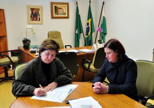 Beti Pavin acompanhada da diretora de Cultura, Rita Straioto assina o termo de cooperação técnica do Projeto Incubadora Paraná Criativo