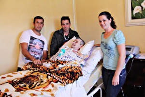 O paciente Zairton Gasparin recebendo o tratamento em casa, com a família