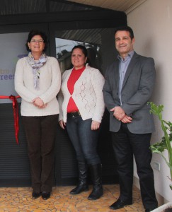 Na foto a prefeita, Beti Pavin, a microempreendedora, Leonira Ferreira e o gerente do Sebrae, José Ricardo Campos durante a inauguração
