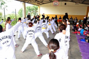 Alunos da Escola Municipal Doutor Manoel Costacurta participam do  projeto Taekwondo Mirim Escola