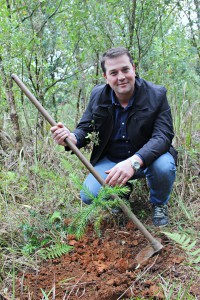 O secretário Evandro Busato participou da ação no bosque do Parque Municipal da Uva