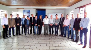 Vereadores, secretários e integrantes da Sociedade Guaraituba participaram da apresentação do cronograma de trabalho da escola