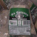 A matéria prima do tofú é a soja, exportada do Sul do Oeste do Paraná, por esse motivo a peça também é conhecida como queijo de soja