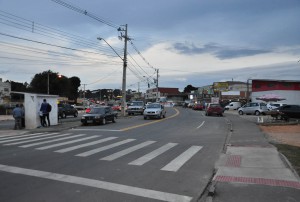 Além da nova pavimentação, foram executados na rua Telêmaco Borba serviços de drenagem, calçadas, meio fio e estacionamento paralelo à via