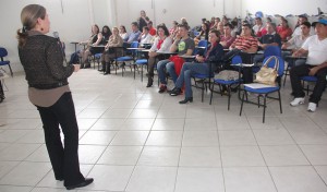 Os participantes  assistiram uma palestra ministrada pela professora e coordenadora do Projeto de Pesquisa e Extensão, Márcia Oliveira