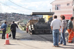 Prefeita Beti Pavin acompanha obras de pavimentação na rua Portugal, na Vila Guarani