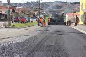Com 95% dos serviços já executados, obras contemplam nova pavimentação, alargamento das vias, drenagem, calçada e canteiro