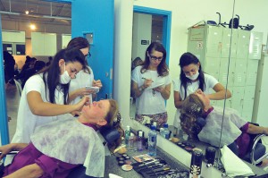 Dona Eva Reinutt arruma o cabelo e faz maquiagem para unir-se legalmente com Ervino Ferreira do Rosário depois de 12 anos de convívio