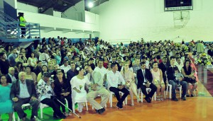 Com mais de mil pessoas, o ginásio do Parque da Uva recebeu a cerimônia do casamento coletivo que formalizou a união de 198 casais