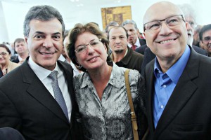 A Prefeita de Colombo Beti Pavin esteve com o governador Beto Richa, em solenidade no Palácio Iguaçu, para assinar a ordem de serviço para obras de sinalização viária