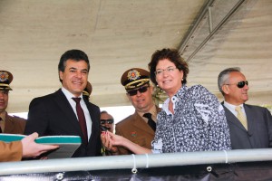 A Prefeita de Colombo, Beti Pavin recebeu a chave das mãos do governador, Beto Richa