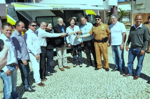 A prefeita Beti Pavin recebeu a chave das mãos do coronel Chihade, e do deputado, Luiz Claudio Romanelli
