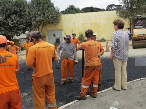 A Prefeita Beti Pavin acompanhou a finalização das obras de pavimentação asfáltica na Rua Capivari, no bairro Vila Nova