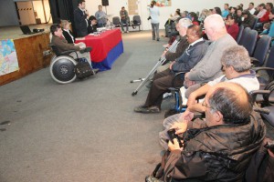 Formou-se uma mesa redonda para debater e divulgar as políticas públicas que são desenvolvidas no município para atender as pessoas com deficiência