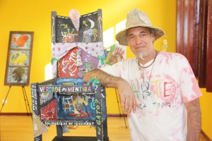 O artista Rogério Aquino cria obras feitas com materiais recicláveis