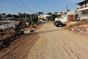 As obras na Rua Antônio Czocher estão em andamento, serão 133 metros de pavimentação asfáltica
