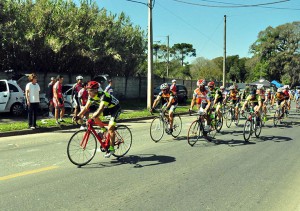 O evento reuniu 120 atletas de Curitiba e Região Metropolitana, além de 40 ciclistas colombenses