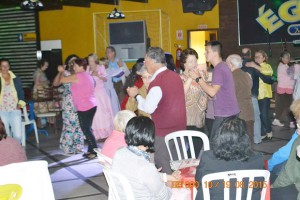 O baile foi realizado em comemoração ao Dia dos Pais e reuniu mais de 400 pessoas, entre idosos e familiares