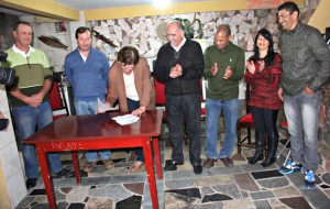 A prefeita Beti Pavin assina ordem de serviços para obras de pavimentação asfáltica, nas ruas Guimarães Rosa e Marquês do Pombal