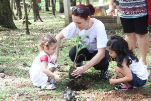 Crianças e adultos da região do Roça Grande plantam cerca de 200 mudas de árvores nativas no novo Parque de Colombo