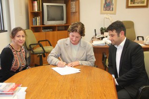 A prefeita Beti Pavin, durante a assinatura de adesão do município ao Pacto Global da ONU