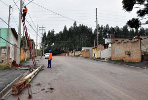 A realocação e ligação dos postes de energia elétrica estão acontecendo nos bairros Paloma, Palmital e Belo Rincão até a divisa com a BR 116