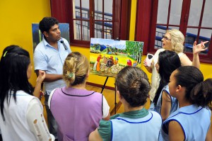 Os alunos puderam conversar com o artista autodidata, Isaias Aparecido Lopes da Silva e conhecer o seu trabalho