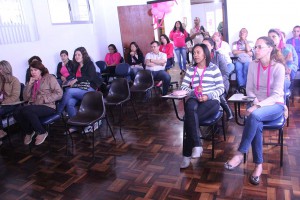 As funcionárias da empresa Embrapa Florestas receberam informações sobre a Campanha Outubro Rosa