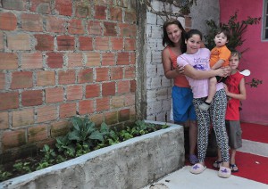 A ação beneficia 83 famílias do bairro Jardim Marambaia e incentiva as pessoas a cultivar a sua própria horta em casa