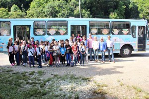 A viagem inaugural, realizada nesta quinta-feira, 19, saiu com o ônibus lotado de alunos do 5º ano, da Escola Municipal Parque Santa Terezinha