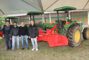 O Secretário de Agricultura e Abastecimento, Marcio Toniolo e uma das equipes do Programa de Patrulha Agrícola Mecanizada
