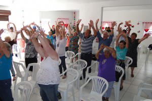 Os idosos realizaram atividades como alongamento e receberam orientações sobre o corpo