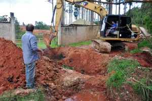 O trabalho envolve o uso de uma escavadeira e uma retroescavadeira e dois caminhões. O custo da obra será de aproximadamente 30 mil reais