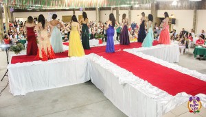 Foram 19 candidatas, concorrendo ao título de soberana da tradicional festa desfilaram com traje social