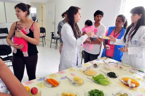 As nutricionistas orientaram as mães na preparação do cardápio alimentar das crianças de acordo com cada fase da vida