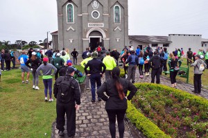 A concentração da caminhada foi em frente à Igreja Nossa Senhora da Luz, localizada na Comunidade da Roseira