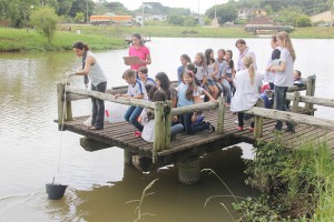 Os alunos acompanharam a análise da qualidade da água do Rio Tumiri