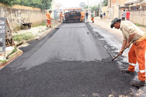 Pavimento em paver (blocos de cimento) é substituído por camada asfáltica em ruas da Vila Zumbi dos Palmares