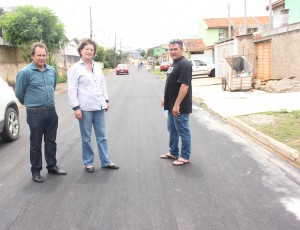 Prefeita Beti, o secretário de Obras, Agnaldo Santos e o vereador Sidinei Campos vistoriam as obras