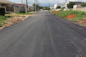 Com uma extensão de 262 metros, os serviços na Rua Quitandinha, no Guaraituba, incluíram drenagem, calçada e a pavimentação