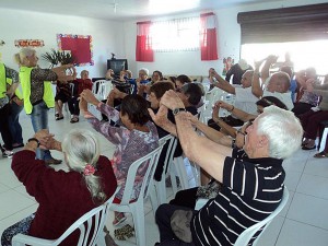 Os voluntários realizaram com os idosos, atividades de alongamento e em seguida ministraram uma palestra sobre o tema “Inspirar para a vida”