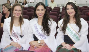 Rainha Andriely Kariny Simão, a 1ª Princesa Debora Milani e a 2ª Princesa Isabele Caroline Santos da Silva