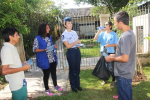 Agentes de combate da Secretaria de Saúde e militares da aeronáutica orientam a população do Guaraituba