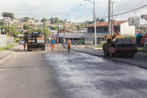 Obras na Rua Cerro Azul se concentram na segunda camada asfáltica e sinalização da via.