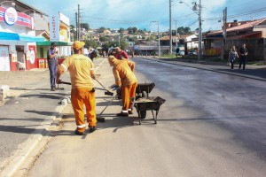 Com mais de dois quilômetros de extensão obras de pavimentação na Rua Cerro Azul devem ser entregue nas próximas semanas. 